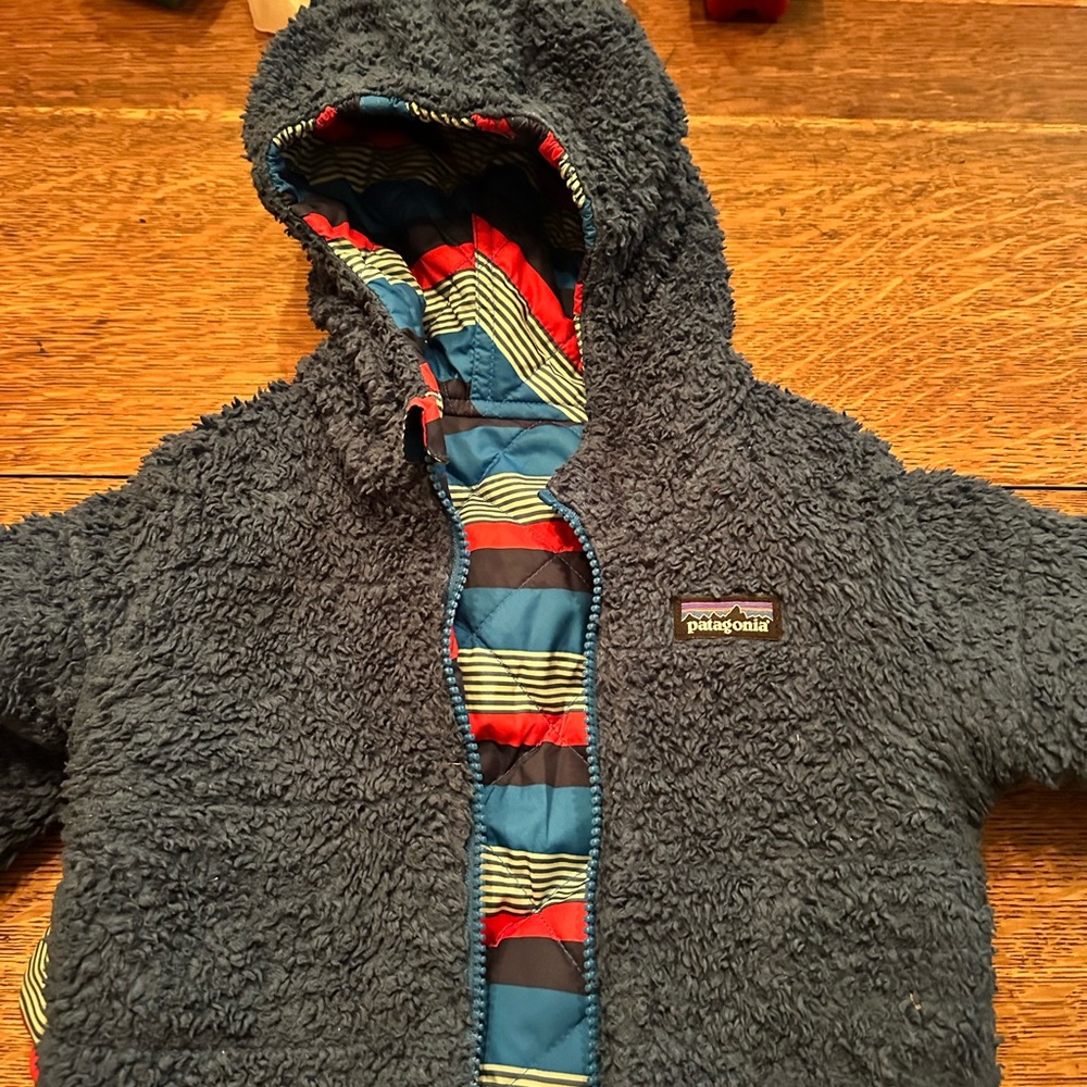 Patagonia Charcoal/Blue Fleece with Striped Lining